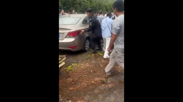 車が学校前の人々に突っ込んだ後の様子/X