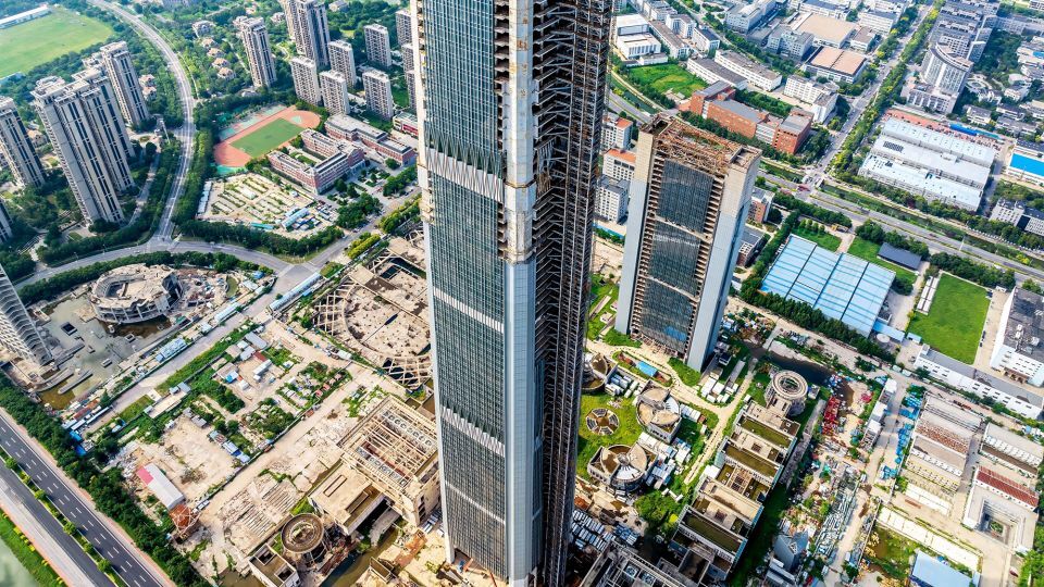 着工は２００８年。１５年に最高点まで建設が進んだが、その後財政難で工事が停止し、そのまま１０年近くが経過している