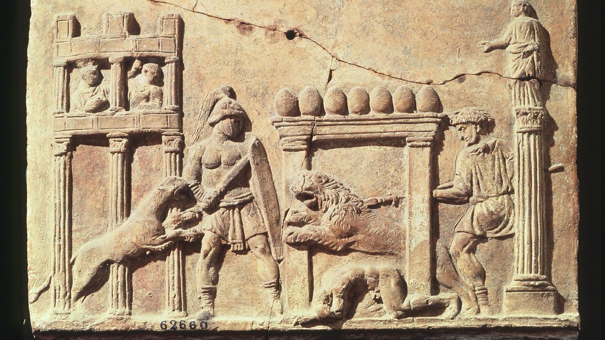 ライオンと対峙する武人の姿を彫り込んだ紀元１世紀のローマ時代の芸術作品