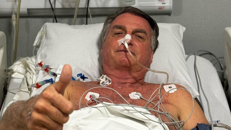 病院のベッドからの写真をＳＮＳに投稿したブラジルのボルソナーロ前大統領/Jair Bolsonaro via X/Reuters