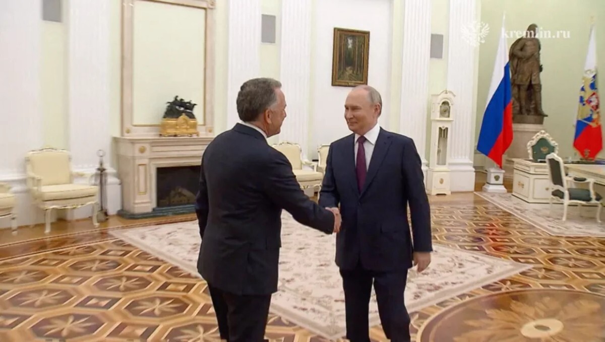 ウィトコフ氏と握手するプーチン氏=25日、モスクワ/Kremlin/Reuters