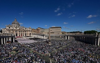 ローマ教皇フランシスコ、葬儀終えて安らかな眠りに