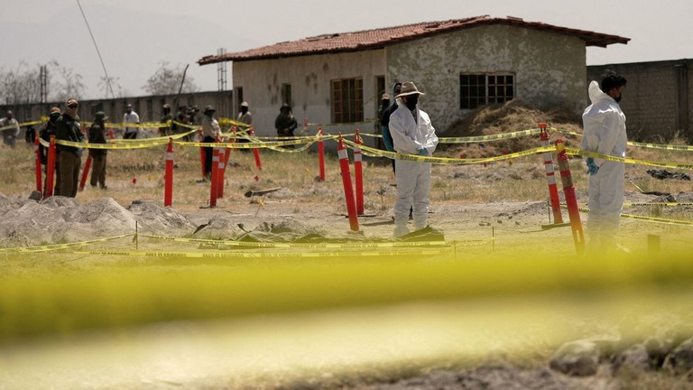 非常線を張り犯罪組織の拠点とされる施設を捜索するメキシコ・ハリスコ州の検視局職員/Ivan Arias/Reuters