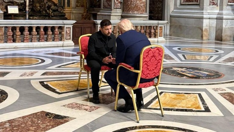 トランプ米大統領と話すウクライナのゼレンスキー大統領＝２６日/Ukrainian Presidency via CNN Newsource
