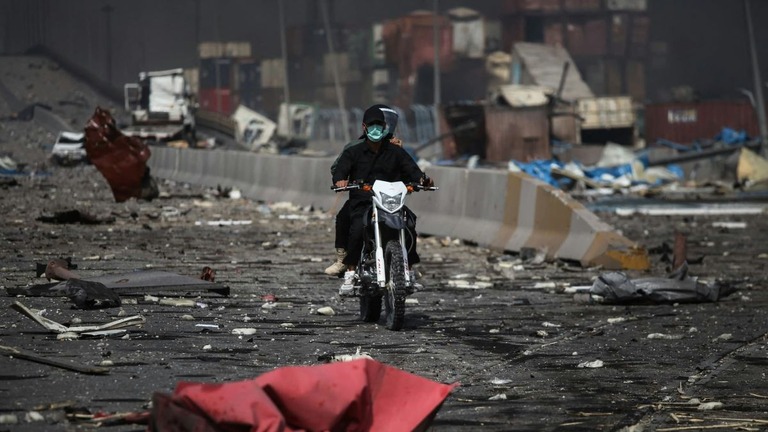 爆発による被害が出た道路を移動するバイク＝イラン・ホルモズガーン州/Mohammad Rasole Moradi/IRNA/AFP via Getty Images