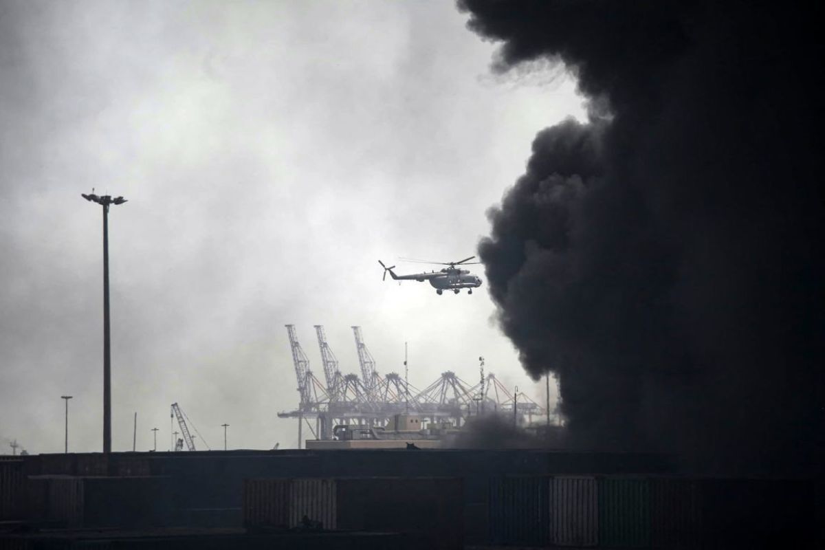 上空に黒い煙が立ち上るなか移動するヘリコプター/Mohammad Rasole Moradi/IRNA/AFP via Getty Images