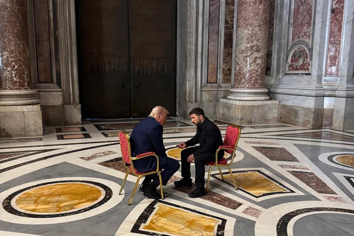 ローマ教皇フランシスコの葬儀に出席するため訪れたバチカンで協議するトランプ米大統領とウクライナのゼレンスキー大統領=26日/Ukrainian Presidential Press Office/AP
