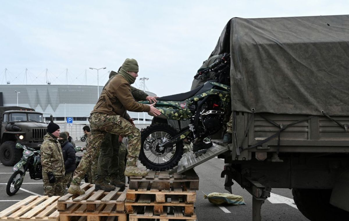 引き渡しの式典でバイクをトラックに積む様子=2024年11月、ロシア・ロストフナドヌー/Sergey Pivovarov/Reuters