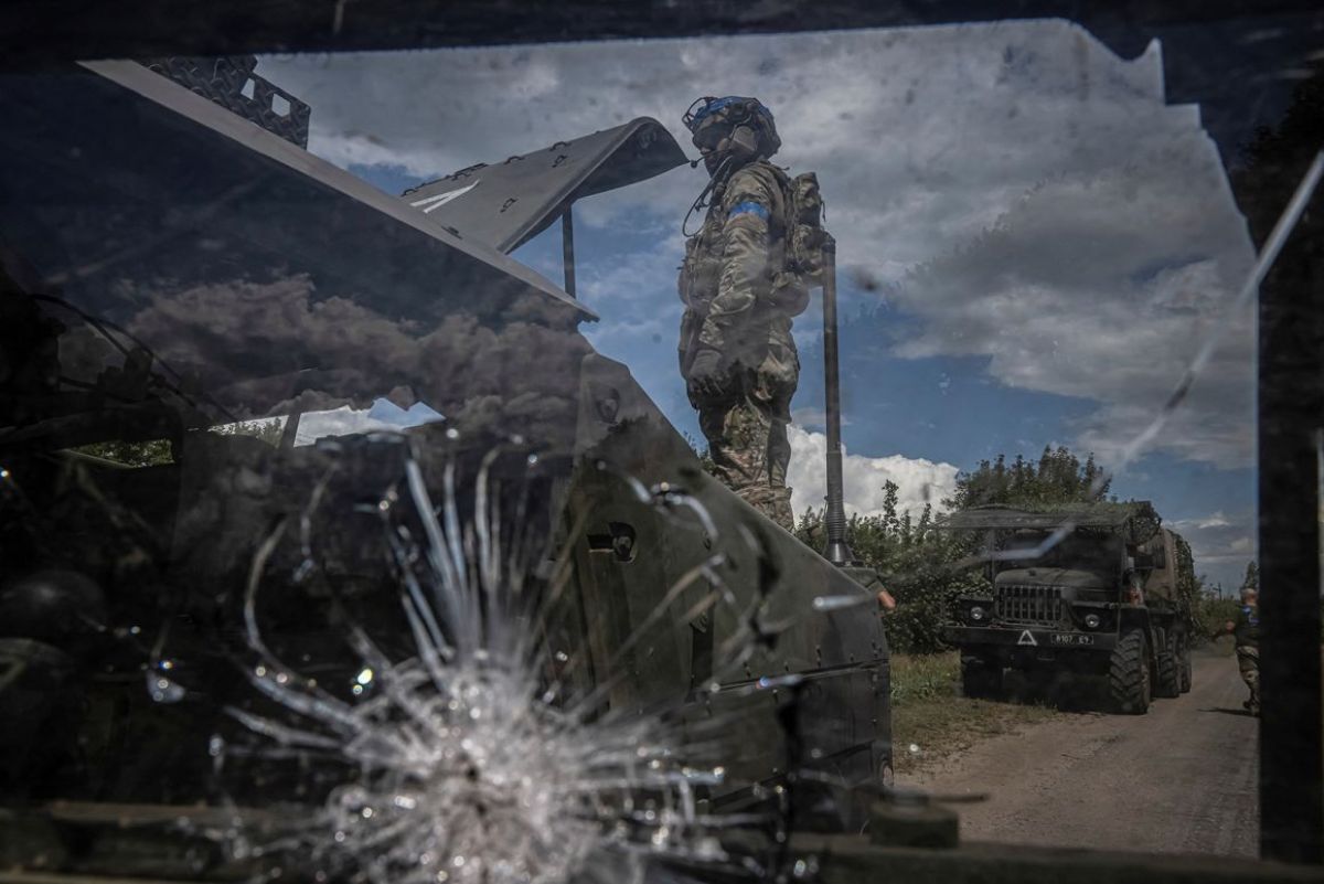 ロシア軍による攻撃のさ中、車両の修理を行うウクライナ軍兵士=2024年8月、ウクライナ・スーミ州/Viacheslav Ratynskyi/Reuters