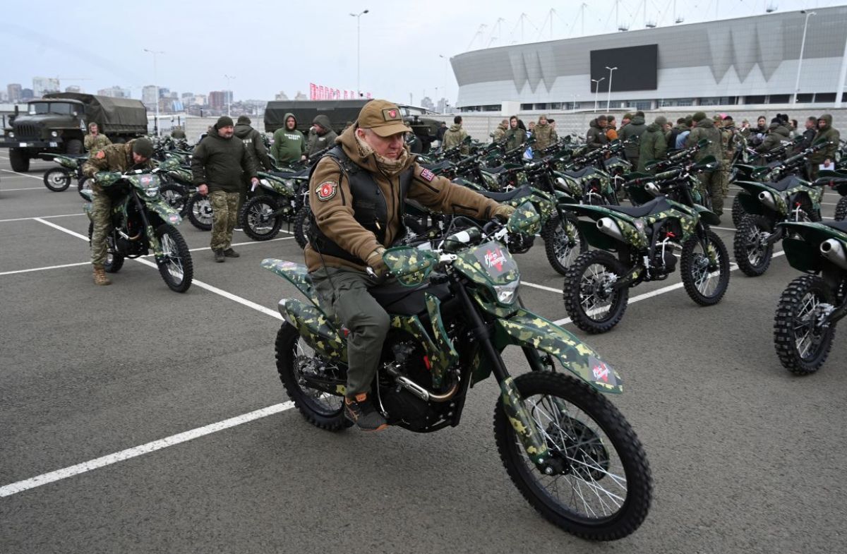 バイクにまたがる引き渡し式典の参加者=2024年11月、ロシア・ロストフナドヌー/Sergey Pivovarov/Reuters