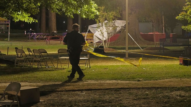 銃撃の現場を封鎖する保安官代理＝２７日/Chris Day/The Daily Advance/AP