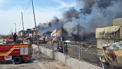 イランの港で爆発、死者７０人に　安全手順を「順守せず」