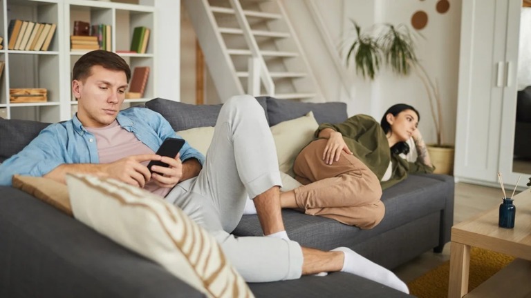 「サイレント離婚」とは夫婦がもはやお互いへの愛着を感じていないにもかかわらず、経済面などの理由で同居を続ける状態を指す/SeventyFour/iStockphoto/Getty Images