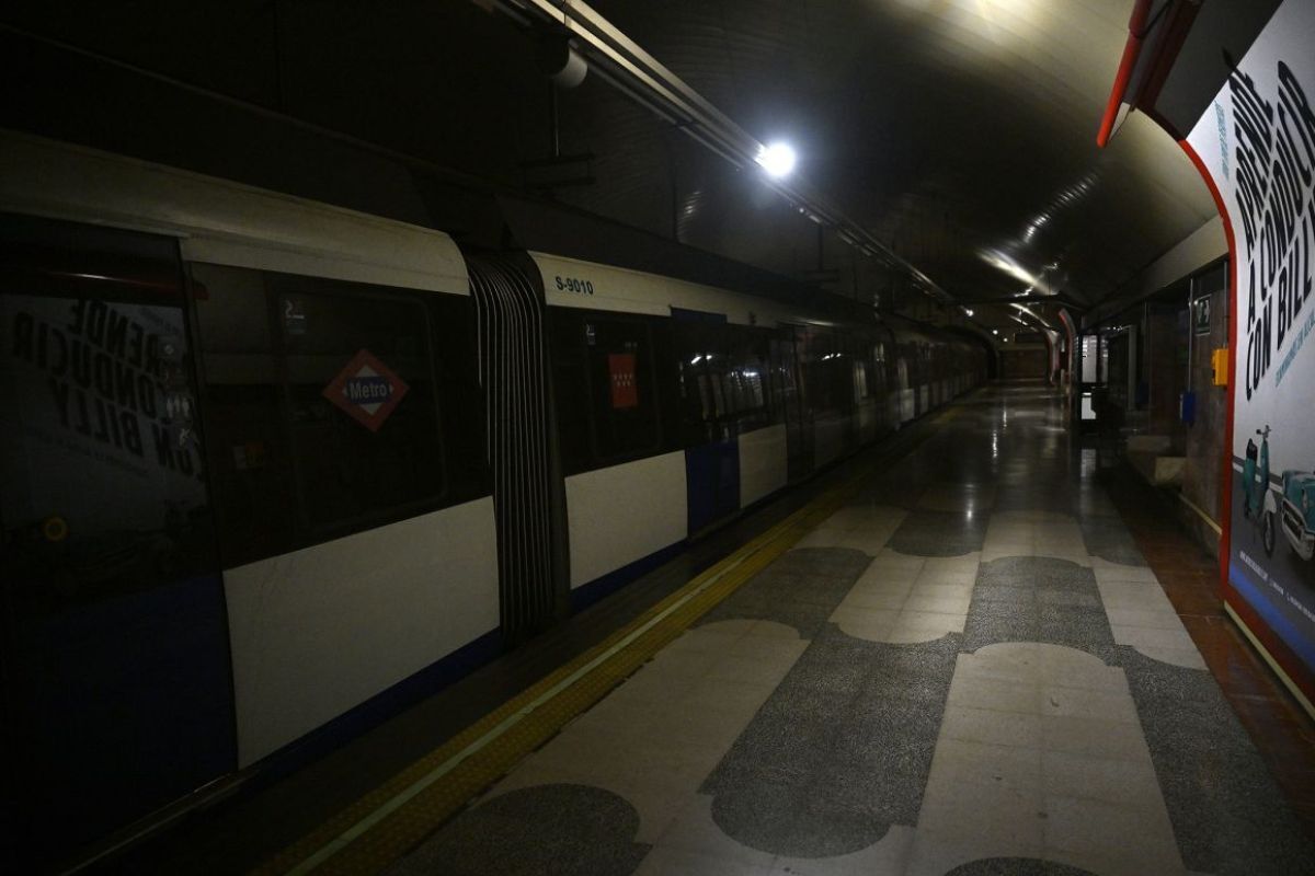 薄暗い地下鉄の駅。乗客は停電後、地上に避難した/Burak Akbulut/Anadolu/Getty Images