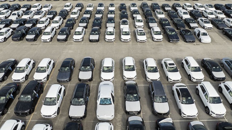 ふ頭に並んだ新車＝３月、米メリーランド州ボルティモア/Jim Watson/AFP/Getty Images