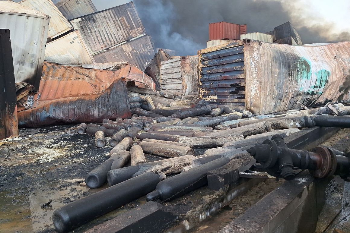 爆発で黒焦げになった貨物やコンテナ/Meysam Mirsadeh/Tasnim News/AFP via Getty Images