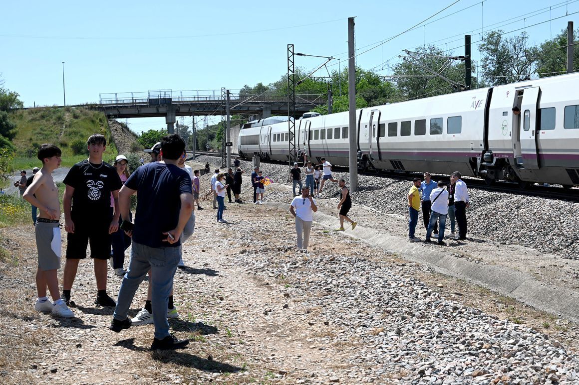 停止した列車の近くに集まる人々/Javier Soriano/AFP/Getty Images