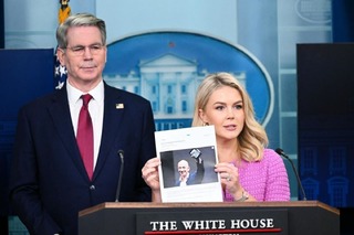 ベッセント米財務長官（左）とホワイトハウスのレビット報道官