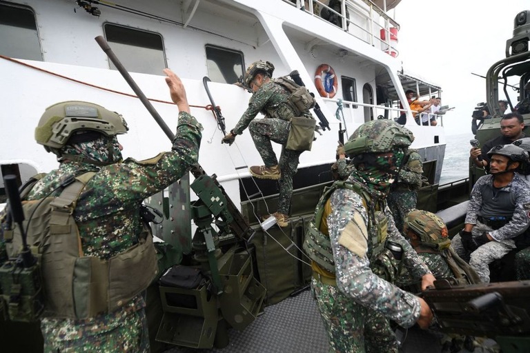 船舶への乗船や拿捕の共同訓練に参加したフィリピン軍の兵士＝２０２４年１０月/Ted Aljibe/AFP/Getty Images