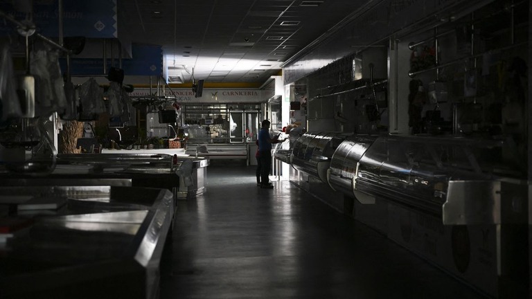 スペインとポルトガルの停電、全土で復旧　原因は依然不明、発電機で死者も