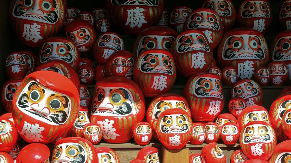 写真の「勝ちダルマ」は伝統的なダルマで、具体的な目標を立てる際に用いられる/Rebecca Cairns/CNN