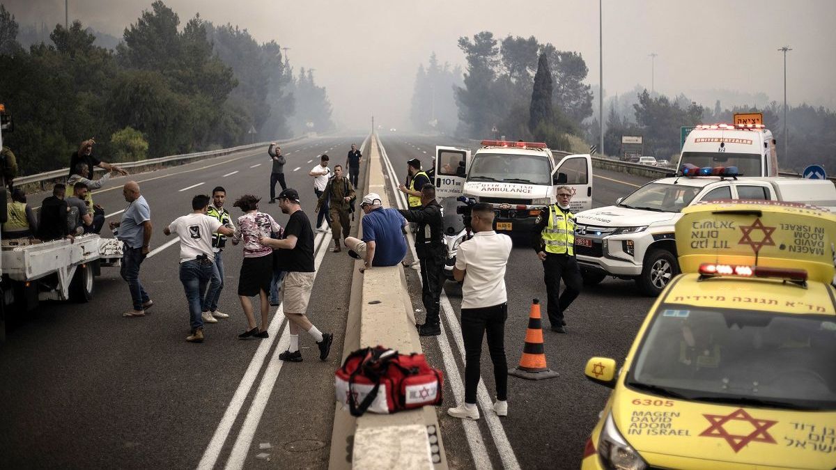 イスラエルで大規模な山火事　住民が避難、道路は閉鎖