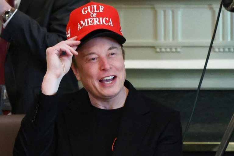 閣議に出席した実業家のイーロン・マスク氏＝４月３０日、米ホワイトハウス/Evelyn Hockstein/Reuters