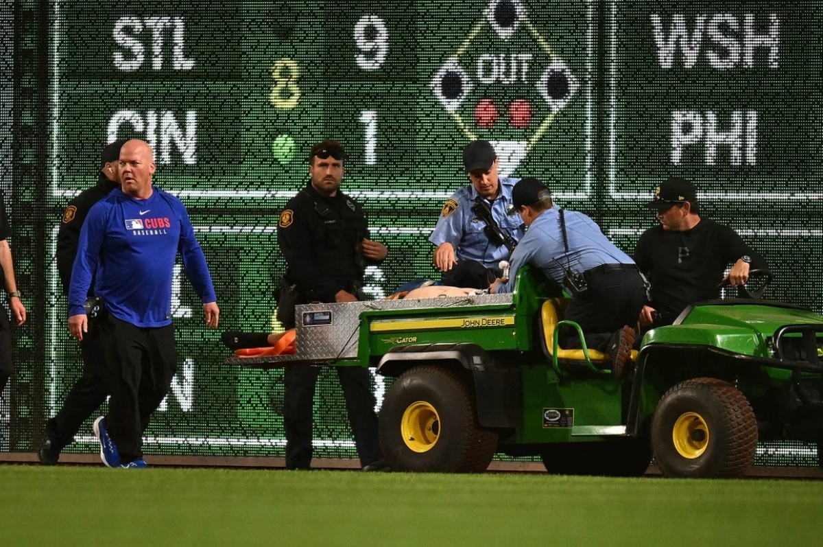 ＰＮＣパークのスタンドから転落した観客が運び出される様子/Joe Sargent/Getty Images