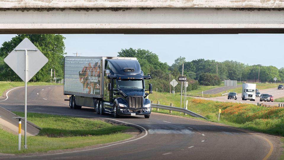 道路を走行するオーロラの自動運転トラック/Courtesy Aurora