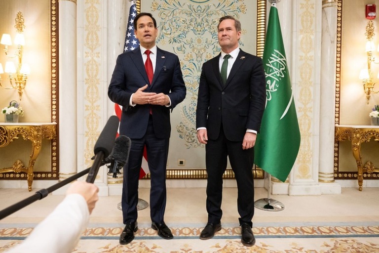 ルビオ国務長官とウォルツ大統領補佐官（国家安全保障担当）＝３月１１日、サウジアラビア・ジッダ/Saul Loeb/Pool/Getty Images/File