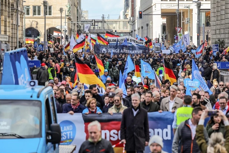 ＡｆＤ主催のデモで生活費高騰に抗議する人々/Omer Messinger/Getty Images