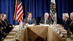 ニューヨークでウォール街の投資家たちとの会合に出席したバフェット氏。カリフォルニア州のシュワルツェネッガー知事（当時）と同席した＝２００３年