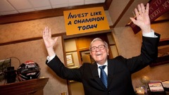写真撮影のポーズを取るバフェット氏＝２０１２年