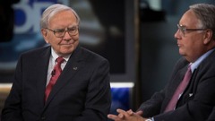 ニューヨークで行われたインタビューで、息子のハワード氏の話を聞くバフェット氏＝２０１３年
