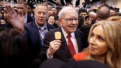 バークシャーの株主総会中に展示ホールを歩くバフェット氏＝２０１９年