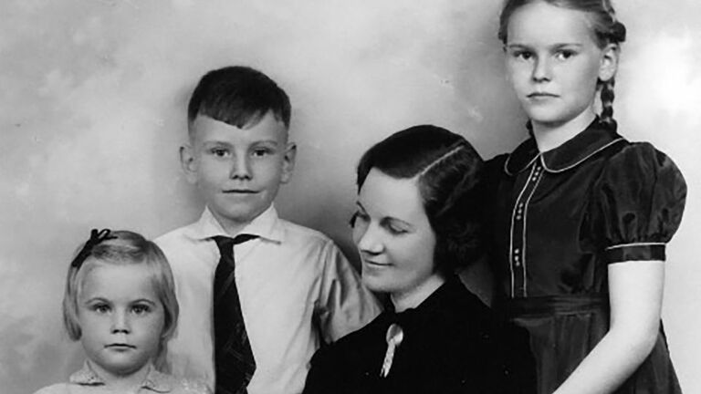 ３人の子どもたちとポーズを取るレイラ・バフェット氏/Courtesy of Susie Buffett