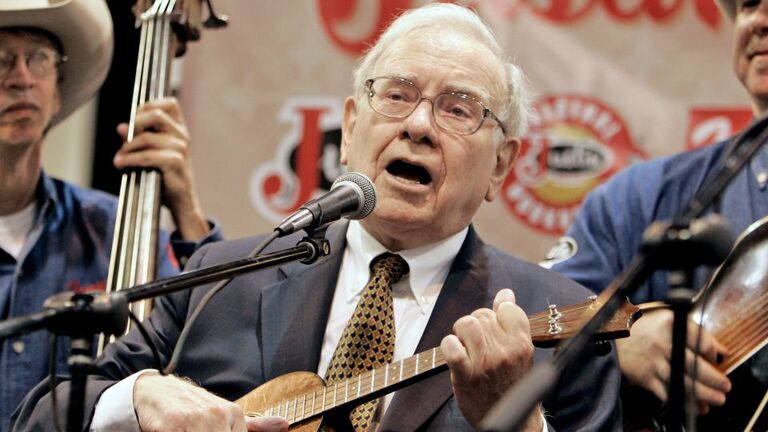 バークシャーの会合でウクレレを演奏するバフェット氏＝２００７年/Nati Harnik/AP