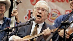 バークシャーの会合でウクレレを演奏するバフェット氏＝２００７年