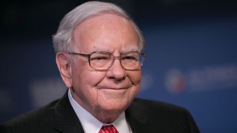 インタビューに臨むバフェット氏＝２０１５年/Adam Jeffery/CNBC/NBCUniversal/Getty Images
