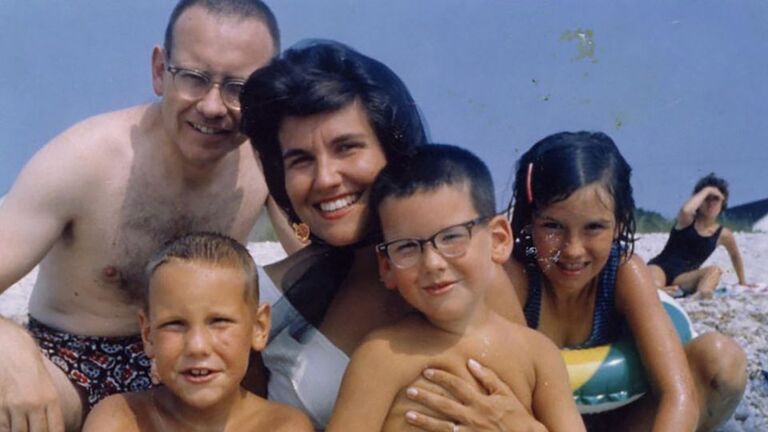 ３人の子どもたちと一緒にビーチでポーズを取るバフェット氏と妻/Courtesy of Susie Buffett