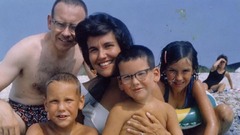 ３人の子どもたちと一緒にビーチでポーズを取るバフェット氏と妻