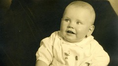 バフェット氏は１９３０年８月３０日、ネブラスカ州オマハで生まれた。レイラ・バフェット、ハワード・バフェット夫妻の間に生まれた唯一の男の子だった。ハワード氏は連邦議会の下院議員を務めた