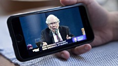 バークシャー・ハサウェイのバーチャル株主総会で講演するバフェット氏＝２０２０年５月