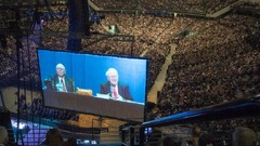 バークシャーの株主総会で巨大スクリーンに映し出されたバフェット氏と副会長のチャーリー・マンガー氏＝２０１３年