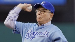 野球のカンザスシティ・ロイヤルズの試合前に始球式を行うバフェット氏＝２００８年