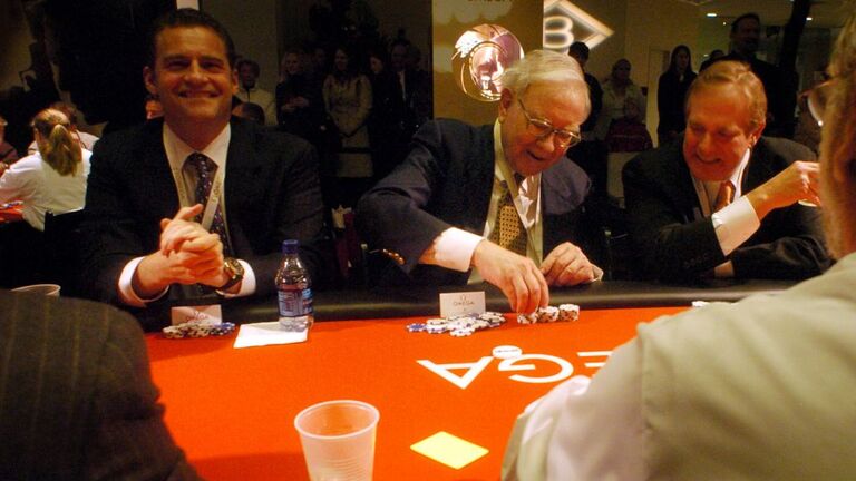 慈善目的のポーカー大会でチップを重ねるバフェット氏＝２００６年、オマハ/Dave Weaver/AP