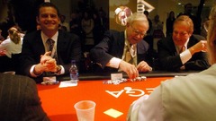 慈善目的のポーカー大会でチップを重ねるバフェット氏＝２００６年、オマハ