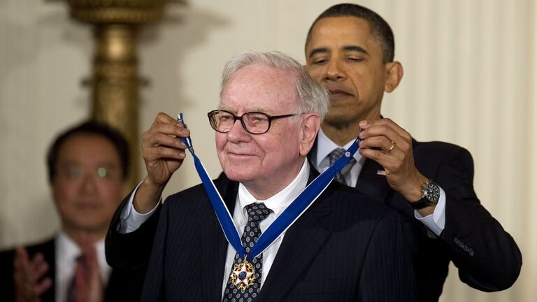 オバマ大統領がバフェット氏に大統領自由勲章を授与する様子＝２０１１年/Jim Watson/AFP/Getty Images