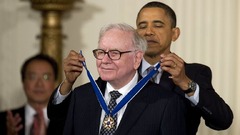 オバマ大統領がバフェット氏に大統領自由勲章を授与する様子＝２０１１年