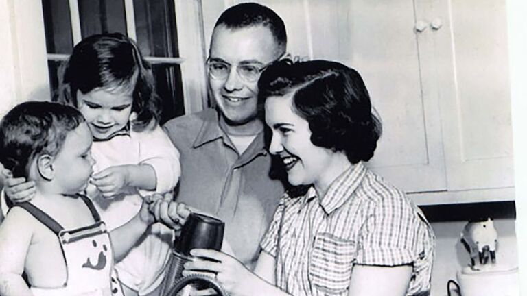 バフェット氏は１９５２年に最初の妻、スーザン氏と結婚し、３人の子どもをもうけた/Courtesy of Susie Buffett